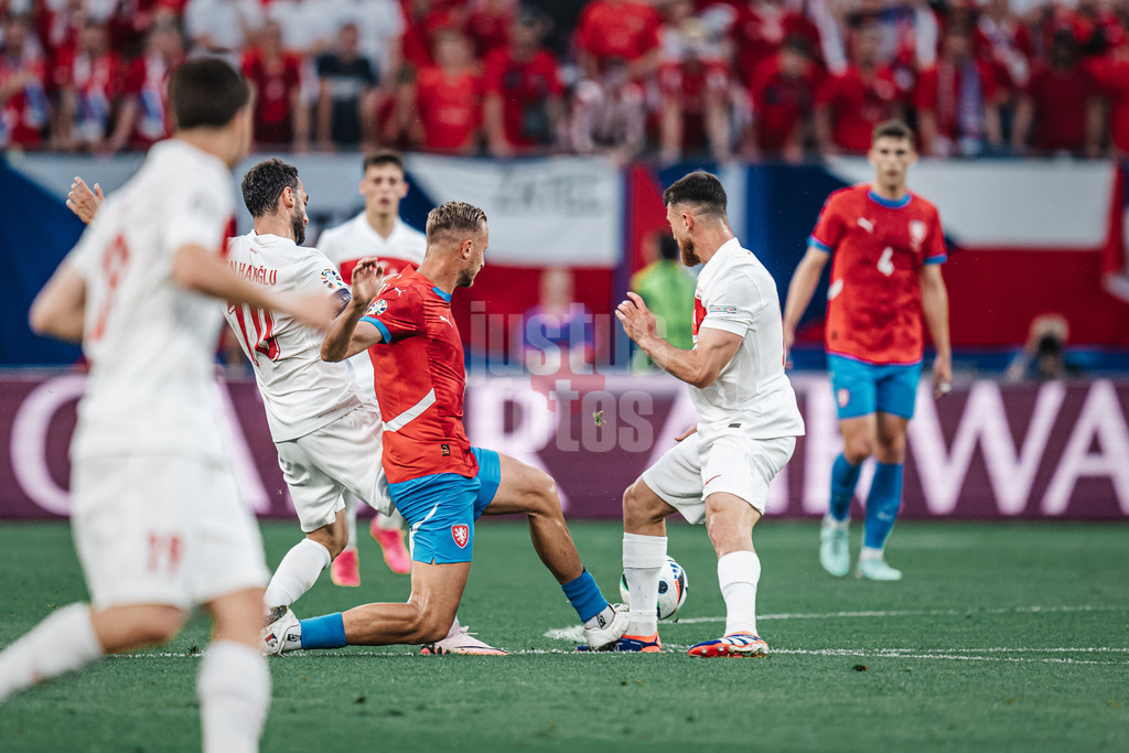 Fußball | Herren | UEFA-Fußball-Europameisterschaft 2024 | Gruppe F | Tschechien vs. Türkei | 26.06.2024 | Antonin Barak (#7, Tschechien) bekommt durch dieses Foul die Gelb Rote Karte