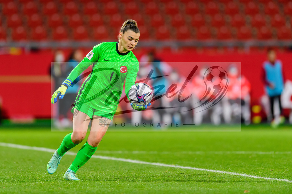 GERTUR20211126_135 | Fussball, Frauen: Torwart Selda Akgoez (Turkey) in Aktion, am Ball, Einzelaktion bei dem Spiel der WM-Qualifikation zwischen Deutschland und Tuerkei im Eintracht-Stadion am 26.11.2021 in Braunschweig, Deutschland. - Realisiert mit Pictrs.com