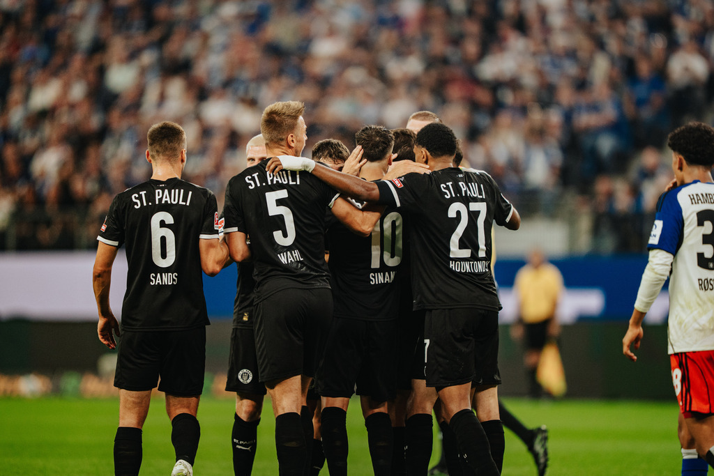 FCS04088 | Der offizielle Shop für FC St. Pauli Fotos. Wähle aus Spielszenen & Fanmomenten dein FCSP Wunschformat. Wir liefern Millerntor-Atmosphäre.