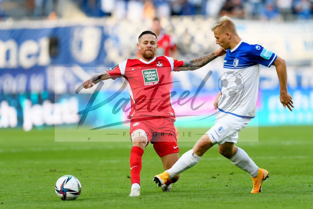 FCMFCK20210904_165 | Fussball, Herren: Mike Wunderlich (1. FC Kaiserslautern) und Andreas Mueller (1. FC Magdeburg) im Zweikampf beim Spiel der 3. Liga zwischen 1. FC Magdeburg und 1. FC Kaiserslautern in der MDCC-Arena am 04.09.2021 in Magdeburg, Deutschland.DFB / DFL REGULATIONS PROHIBIT ANY USE OF PHOTOGRAPHS AS IMAGE SEQUENCES AND/OR QUASI-VIDEO. - Realisiert mit Pictrs.com