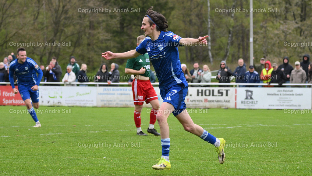 MTSV Hohenwestedt (grün) vs TuS Rotenhof (blau) | Moritz Gersteuer (Rotenhof #11) bejubelt seinen Treffer zum 0-1 / Fußball-Oberliga Männer 2025/2026 / MTSV Hohenwestedt (grün) vs TuS Rotenhof (blau) / Sportplatz Wilhelmhöh / Hohenwestedt / 25.04.26 - Realisiert mit Pictrs.com