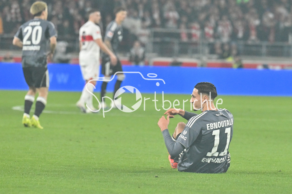 VfB Stuttgart - SG Eintracht Frankfurt | STUTTGART, GERMANY - 13. JANUARY: in dieser Szene zeigt Younes EBNOUTALIB (Eintracht Frankfurt 11) an, dass er ausgewechselt werden muss während dem Bundesligamatch zwischen dem VfB Stuttgart und der SG Eintracht Frankfurt am 17. Spieltag in der MHP-Arena / DFL REGULATIONS PROHIBIT ANY USE OF PHOTOGRAPHS AS IMAGE SEQUENCES AND/OR QUASI-VIDEO