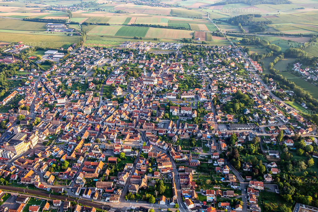 Vue aérienne: Vue d'ensemble de la ville depuis le sud à Hochfelden dans le département Bas Rhin, France – .Photo: IMG_138050.jpg prise le 19/08/2023 par Werner Riehm/FLY-FOTO.eu – Résolution de l'original: 5331 x 3554 px