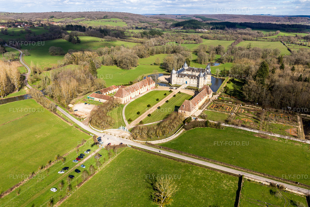 Vue aérienne: Château à douves Sully en Bourgogne à Sully dans le département Saône et Loire, France. Photo: IMG_105451.jpg prise le 01/04/2018 par Werner Riehm/FLY-FOTO.eu – Résolution de l'original: 5064 x 3376 px