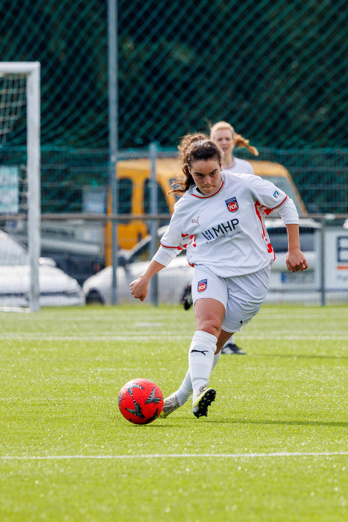 FCHHÜT_251003_5027 | 1.FC Heidenheim 1846 II vs. TSV Hüttlingen, Fußball, Frauen, Bezirkspokal, 2025/2026, 1.Runde, 03.10.2025 in Mergelstetten, Sportplatz 2(Foto: Michael Bulling) - Realisiert mit Pictrs.com
