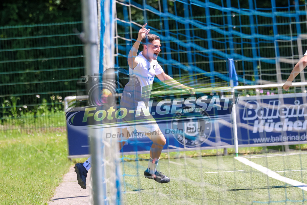 TuS Bruchmühlen - Bünder SV | Auf dem Bild zu sehen: weiß TuS Bruchmühlen: Anakin Zimens TuS Bruchmühlen, Bünder SV, Saison 25/26, Kreisliga A, Bruchmühlen, Deutschland - Realisiert mit Pictrs.com