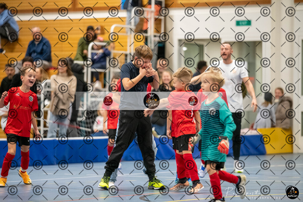 20241124_FCR-Hallenturnier-F2_3_022 | Sport und Naturfotografie von Roberto Esposito zeigt echte Momente Bewegung und die Schönheit der Natur. Ausdrucksstarke Bilder schaffen Emotionen.