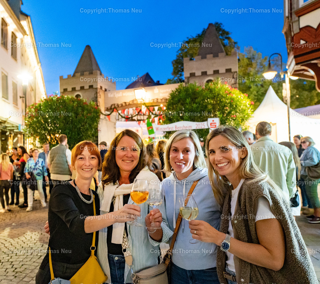 2_Winzerfest-Bensheim | bbe, Bensheim, Winzerfest 2025,  Geselligkeit beim Wein in Bensheim beim Bergsträßer Winzerfest,  Bild: Thomas Neu