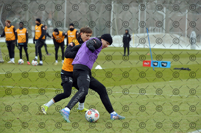 RGE_7527b | Hertha BSC, 2.Bundesliga, Herren, Training, Saison 2025/26, im Bild  von li. Michal Karbownik ( Hertha BSC ), Luca Schuler ( Hertha BSC )   Fotograf:  Ralf Gebhardt - Realisiert mit Pictrs.com