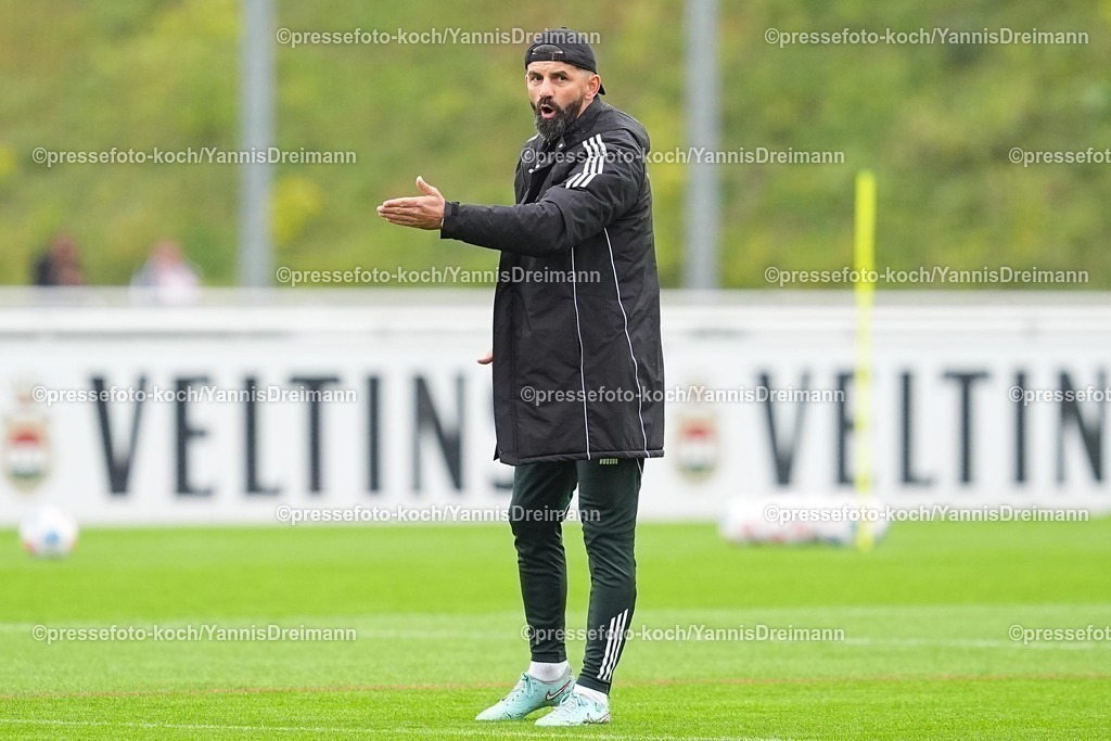 xYDR08102501037 | 08.10.2025, xydrx, Fußball, Öffentliches Training FC Schalke 04: Miron Muslic (Cheftrainer FC Schalke 04) gestikulierend