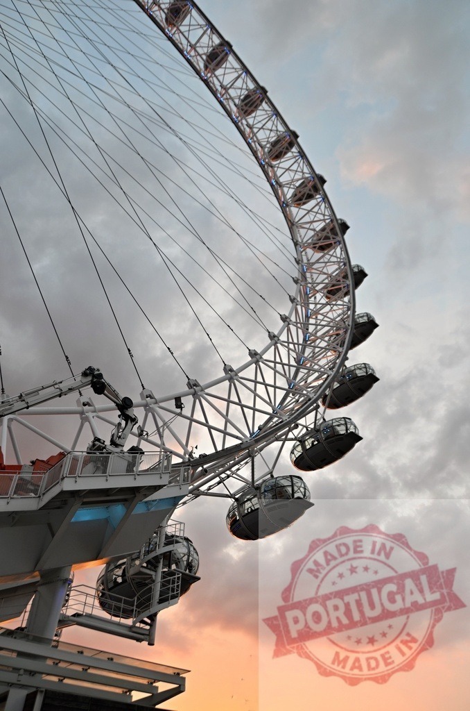 London Eye Ferris wheel rotating at sunset with cloudy sky | The London Eye Ferris wheel rotates against a cloudy sunset sky - Realisiert mit Pictrs.com