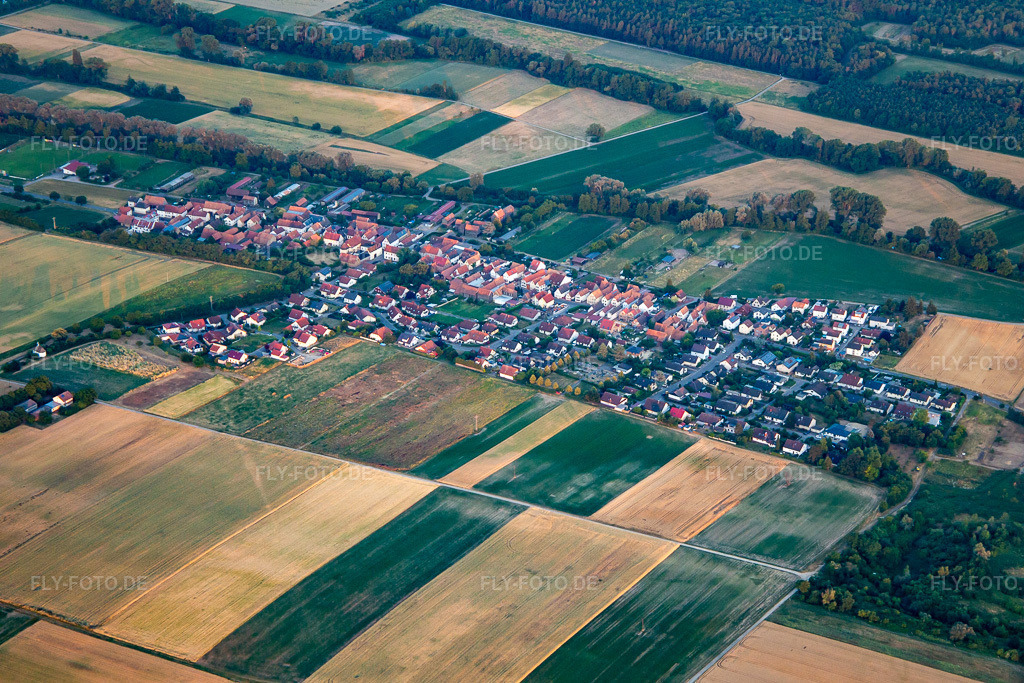 Luftbild: Ortsansicht von Norden in Herxheimweyher im Bundesland Rheinland-Pfalz in Deutschland. Foto: IMG_137274.jpg vom 24.06.2023 durch Werner Riehm/FLY-FOTO.de