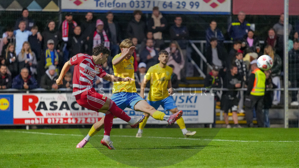 Fußball, Herren, Saison 2025/2026, Testspiel, Freundschaftsspiel, FSV 63 Luckenwalde vs. 1.FC Union Berlin, Mittwoch 08.10.2025, Werner-Seelenbinder-Stadion Luckenwalde, | Fußball, Herren, Saison 2025/2026, Testspiel, Freundschaftsspiel, FSV 63 Luckenwalde vs. 1.FC Union Berlin, Mittwoch 08.10.2025, Werner-Seelenbinder-Stadion Luckenwalde, Im Bild: David Preu (l. Union) und Fritz Schröder (r. Luckenwalde) - Realisiert mit Pictrs.com