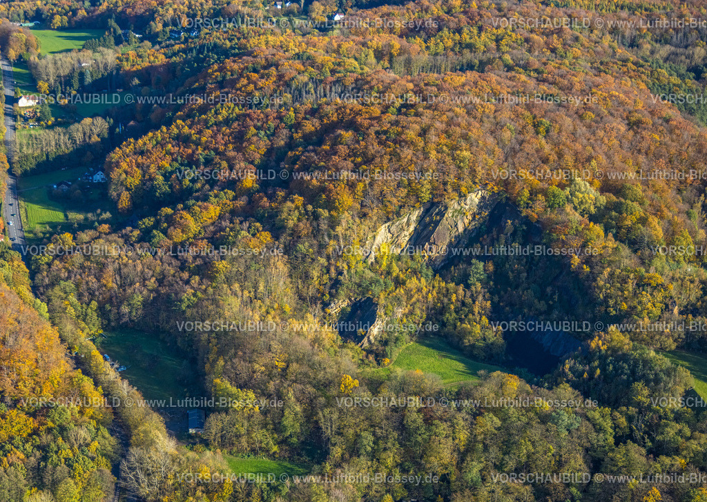 Witten231101149 | Luftbild, Ardeygebirge mit Steinbruch Wartenberg, ehemals Stenbruch Rauen, und Herbstwald mit Laubbäumen in Herbstfarben, Annen, Witten, Ruhrgebiet, Nordrhein-Westfalen, Deutschland