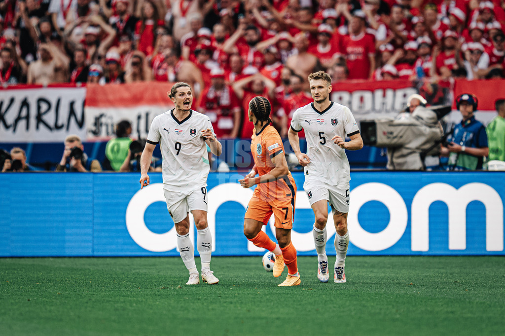 Fußball | Herren | UEFA-Fußball-Europameisterschaft 2024 | Gruppe D | Niederlande vs. Österreich | 25.06.2024 | v.l. Wortgefecht zwischen Marcel Sabitzer (#9, Österreich) und Xavi Simons (#7, Niederlande)