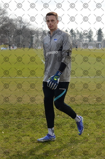 RGE_8514 | Alexander Schwolow spielte von 2020- 2023 bei Hertha BSC. Kam im Sommer 2020 vom SC Freiburg nach Berlin. Fotograf: Ralf Gebhardt - Realisiert mit Pictrs.com