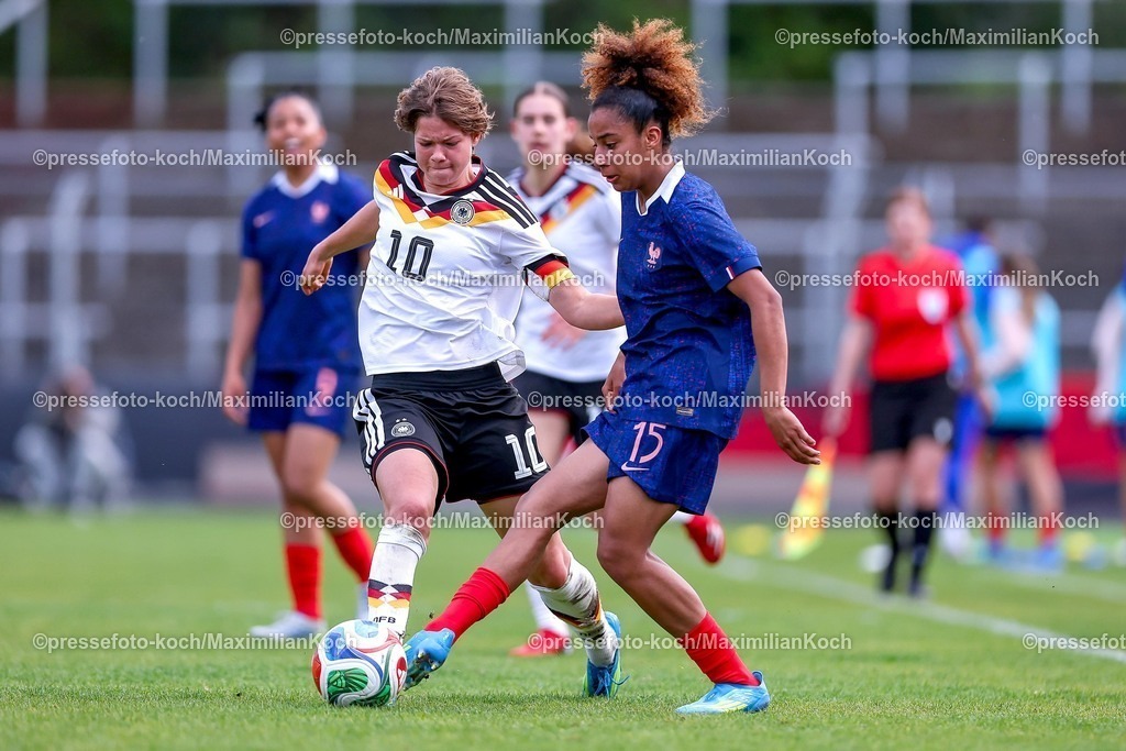 DFB16042601034 | 16.04.2026, Essen, Fußball, UEFA Womens UNDER 19 Championship qualification, Germany - France, Stadion Uhlenkrug, Saison 2025 / 2026: Rosa Rückert (Deutschland U19 #10) im Zweikampf gegen  Maissa Fathallah (Frankreich U19 #15)  DFB regulations prohibit any use of photographs as image sequences and or quasi-video.