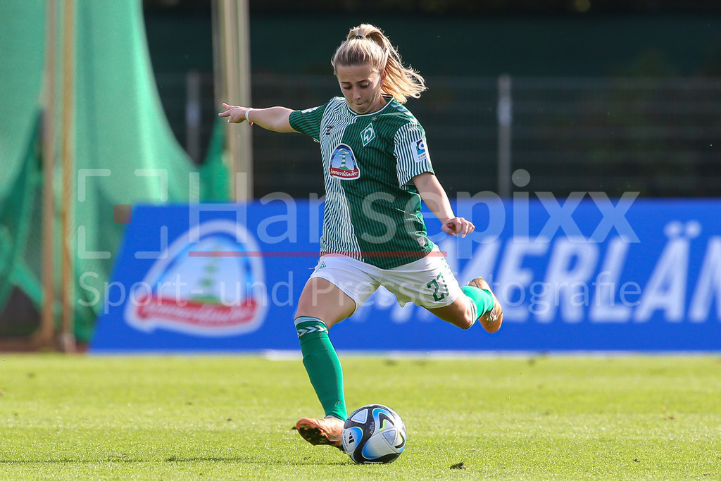 Fussball, Google Pixel Frauen-Bundesliga, SV Werder Bremen - TSG 1899 Hoffenheim | v.li.: Nina Lührßen (SV Werder Bremen, 27) Freisteller, Einzelbild, Ganzkörper, Aktion, Action, Spielszene, DIE DFB-RICHTLINIEN UNTERSAGEN JEGLICHE NUTZUNG VON FOTOS ALS SEQUENZBILDER UND/ODER VIDEOÄHNLICHE FOTOSTRECKEN. DFB REGULATIONS PROHIBIT ANY USE OF PHOTOGRAPHS AS IMAGE SEQUENCES AND/OR QUASI-VIDEO.
