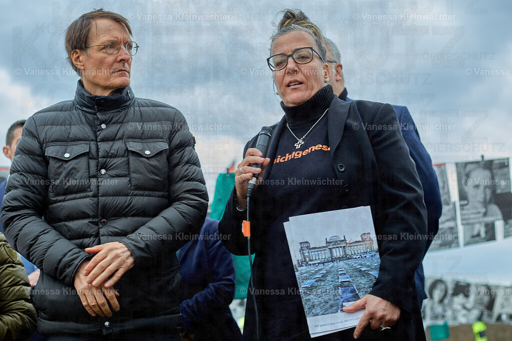 #NichtGenesen am Bundestag zum International LongCovid Awareness Day 2024 | Mit Fotos von arbeitsunfähigen Betroffenen fordert die Initiative #NichtGenesen anlässlich des International LongCovid Awareness Day am 15.03.2024 vor dem Reichstag mehr Geld für Forschung und soziale Absicherung. Bundesgesundheitsminister Karl Lauterbach und weitere MdBs sprechen mit den Demonstrant*innen. - Realisiert mit Pictrs.com