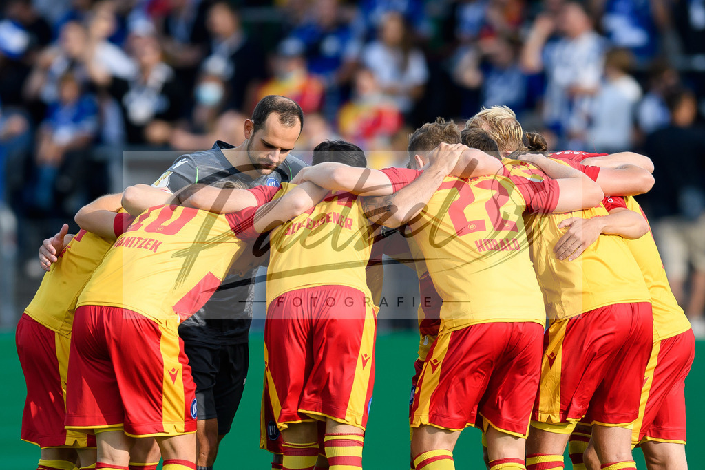 LOTKSC20210809_065 | Fussball, Herren: . Spieler vom Karlsruher SC bilden einen Kreis beim Spiel der 1. Runde im DFB-Pokal zwischen SF Lotte und Karlsruher SC im Stadion am Lotter Kreuz am 09.08.2021 in Lotte, Deutschland.DFB / DFL REGULATIONS PROHIBIT ANY USE OF PHOTOGRAPHS AS IMAGE SEQUENCES AND/OR QUASI-VIDEO. - Realisiert mit Pictrs.com