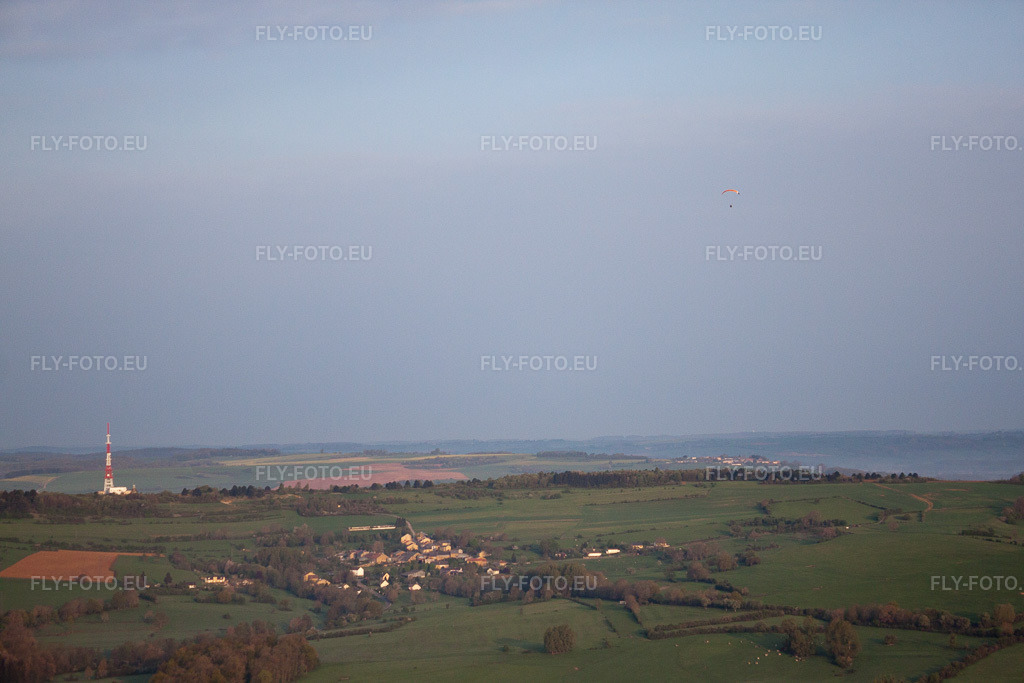 Vue aérienne: Vue de la ville à Fagnon dans le département Ardennes, France. Photo: IMG_39884.jpg prise le 17/04/2011 par Werner Riehm/FLY-FOTO.eu – Résolution de l'original: 4752 x 3168 px