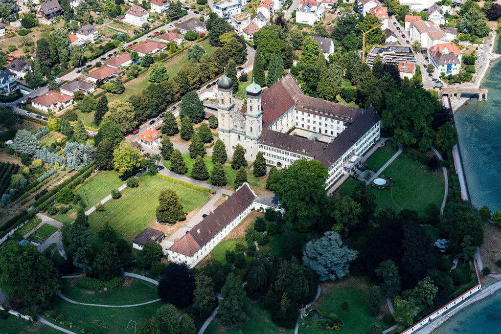 dr__0016225.jpg | FRIEDRICHSHAFEN 03.08.2018 Kirchengebäude der Evangelische Schlosskirchengemeinde in Friedrichshafen im Bundesland Baden-Württemberg, Deutschland. // Church building of Evangelische Schlosskirchengemeinde in Friedrichshafen in the state Baden-Wurttemberg, Germany. Foto: Daniel Reiter