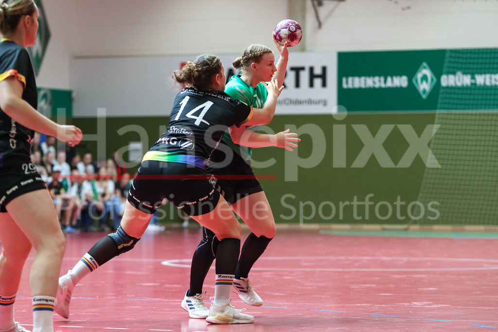 Handball, DHB-Pokal Frauen, SV Werder Bremen - VfL Oldenburg | v.li.: Marie Steffen (VfL Oldenburg, 14) und Benita Zemke (SV Werder Bremen, 37) im Zweikampf, Duell, Spielszene, Aktion, Action