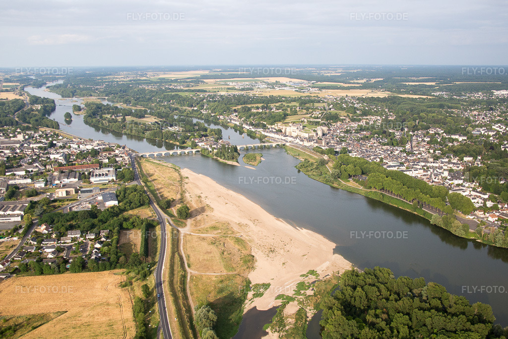 Luftbild: Ortsansicht in Amboise im Bundesland Indre-et-Loire in Frankreich. – Foto: IMG_082338.jpg vom 20.06.2015 durch Werner Riehm/FLY-FOTO.de – Auflösung des Originals: 5057 x 3371 px