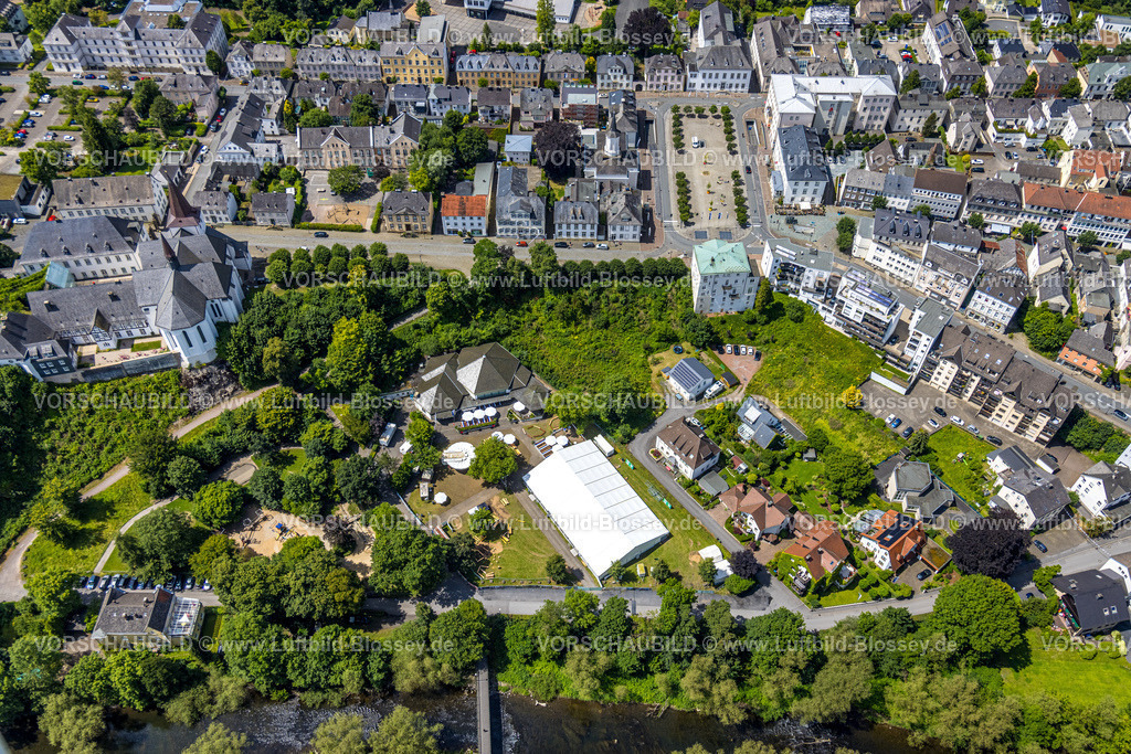Arnsberg240708050 | Luftbild, Park mit Fluss Ruhr und Promenade, Neumarkt und Auferstehungskirche, Festhalle der Arnsberger Bürgerschützengesellschaft und großes Festzelt, kath. Propsteikirche St. Laurentius, Arnsberg, Sauerland, Nordrhein-Westfalen, Deutschland