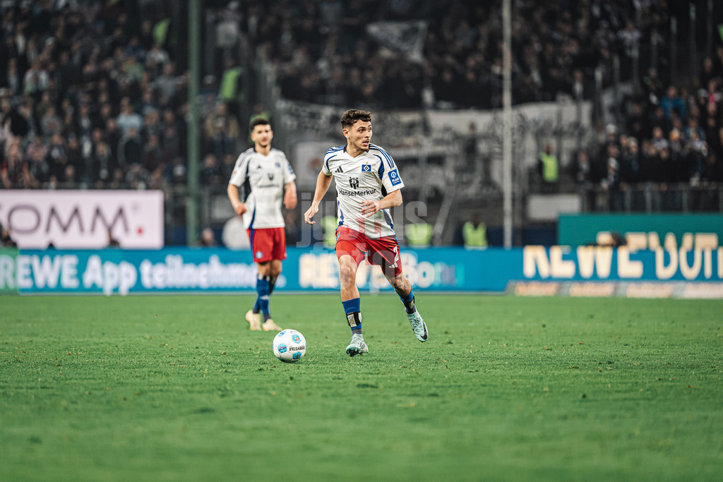 Fußball | Männer | Saison 2024/2025 | 2. Fußball-Bundesliga | 27. Spieltag | Hamburger SV vs. SV 07 Elversberg | 28.03.2025 | William Mikelbrencis (#2, HSV) am Ball