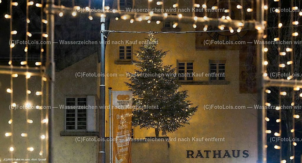 ALP5523_WIESELBURGER ADVENT_Christbaum Rathaus | (C)FotoLois.com, Alois Spandl, WIESELBURGER ADVENT, Perchtenlauf, So 10. Dez. 2023.