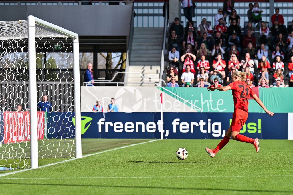 FC Bayern München - TSG 1899 Hoffenheim | in dieser Szeene erziet Pernille HARDER (FCB #21) ihren dritten Treffer zum 3-2 fuer die Bayern / Hattrick / Tor / Torschuetze / Freude / Happy / Frauen DFB Pokal: FC Bayern Muenchen - TSG 1899 Hoffenheim, FC Bayern Campus am 22.03.2025