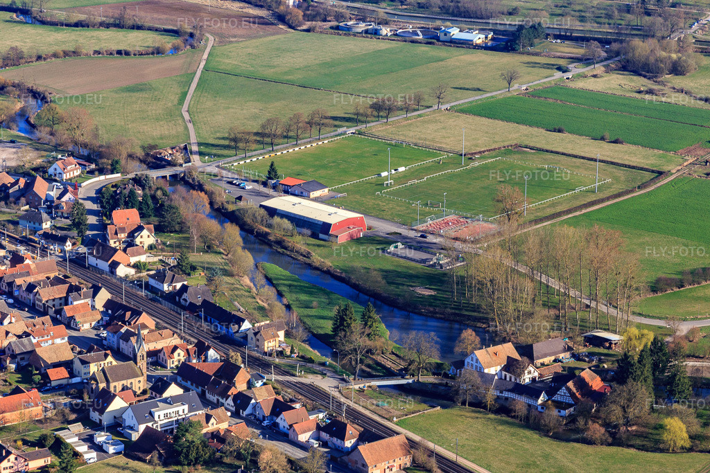Vue aérienne: Stade de Football à Schwindratzheim dans le département Bas Rhin, France.Photo: IMG_097591.jpg prise le 16/03/2017 par Werner Riehm/FLY-FOTO.euRésolution de l'original: 5472 x 3648 px