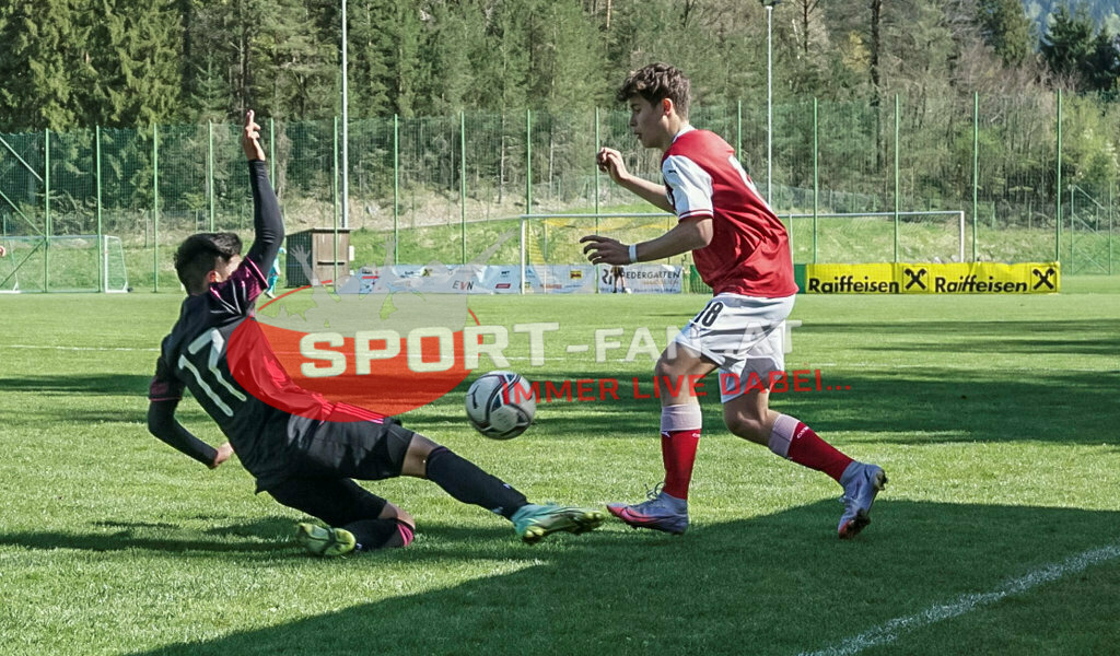 AUSTRIA U15 - MEXICO U15 | Juan Velarde (Mexico #17) OLIVER SORG (Austria #18) ; AUSTRIA U15 - MEXICO U15 am 29.04.2022 in Arnoldstein
(Sportplatz), AUSTRIA, (Photo by Ernst Krawagner sport-fan.at) - Realisiert mit Pictrs.com