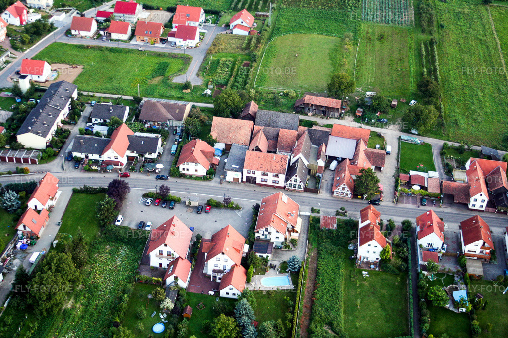 Luftbild: B427 durch das Dorf in Hergersweiler im Bundesland Rheinland-Pfalz in Deutschland. Foto: IMG_7291.jpg vom 25.08.2007 durch Werner Riehm/FLY-FOTO.de