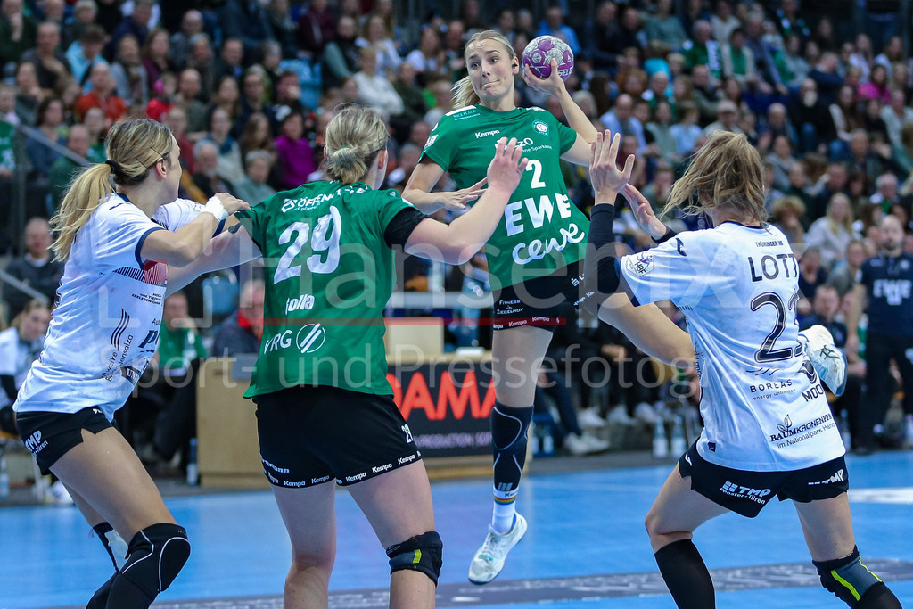 Handball, Bundesliga Frauen, VfL Oldenburg - Thüringer HC | v.li.: Lisa Borutta (VfL Oldenburg, 2) beim Wurf, am Ball, Spielszene, Aktion, Action