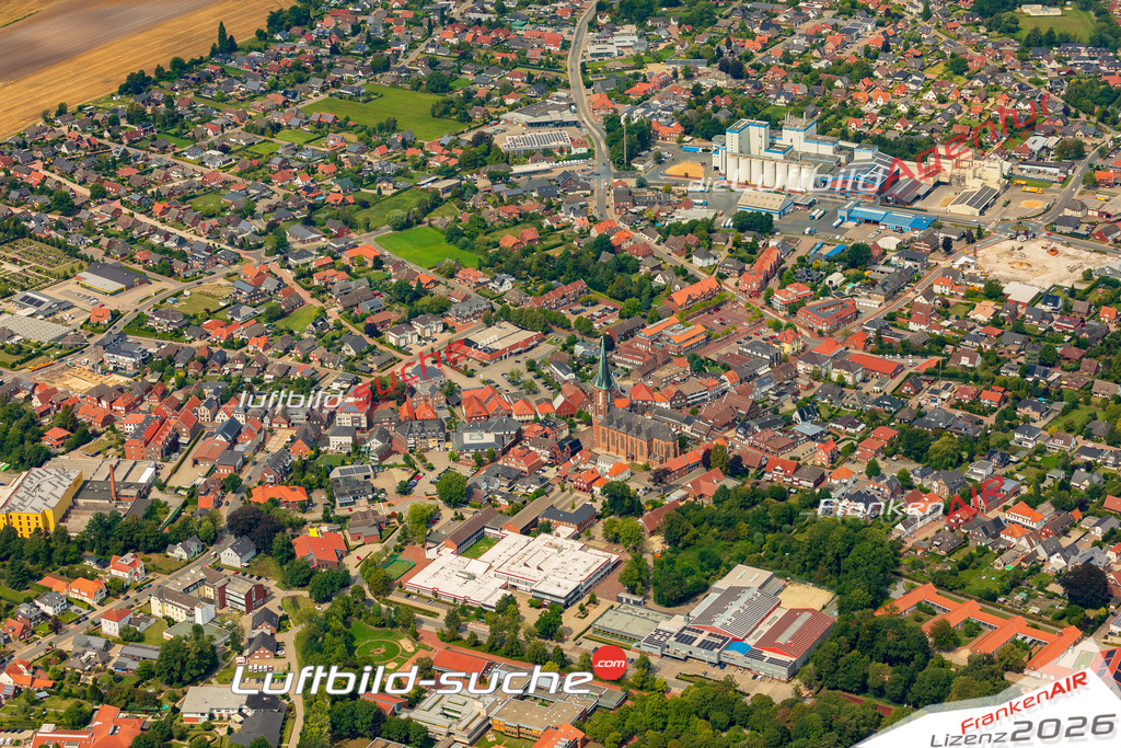 Bild der Stadt Dinklage - Die Luftaufnahme wurde 2025 vom UL-Flugzeug heraus erstellt ( keine Drohne ) - Hochauflösende Luftaufnahme - für professionelle Ausdrucke geeignet. Die Geschenkidee !Hier alle&nbsp;Infos zur Lizenzierung der LuftaufnahmeWir fliegen auch dieses Jahr wieder in Ihre Region um Luftbilder zu erstellen.- Luftbild anfragen