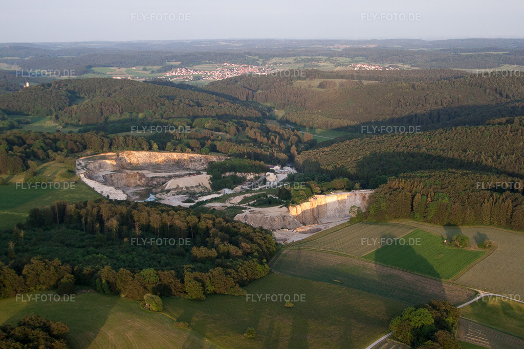Luftbild: Steinbruch Sonnenbühl-Genkingen im Ortsteil Genkingen in Sonnenbühl im Bundesland Baden-Württemberg in Deutschland. Foto: IMG_66997.jpg vom 07.06.2014 durch Werner Riehm/FLY-FOTO.de