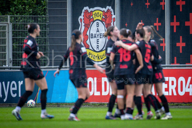 Frauen Fußball-Bundesliga; Bayer 04 Leverkusen - 1. FC Nürnberg, 31.01.2026 | Jubel vor dem Bayer-Logo; Bayer 04 Leverkusen - 1. FC Nürnberg an Spieltag 16 der Google Pixel Frauen-Bundesliga am 31.01.2026 im Ulrich-Haberland-Stadion in Leverkusen (Nordrhein-Westfalen). DFL REGULATIONS PROHIBIT ANY USE OF PHOTOGRAPHS AS IMAGE SEQUENCES AND/OR QUASI-VIDEO.