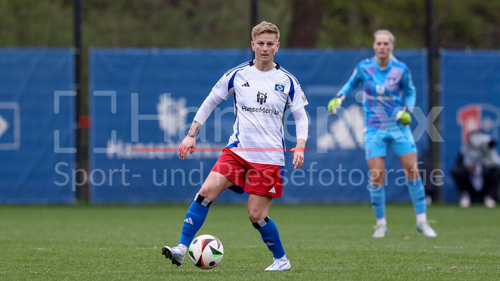 Fussball, 2. Frauen-Bundesliga, Hamburger SV - Eintracht Frankfurt II | v.li.: Jobina Lahr (Hamburger SV, 31) am Ball, Einzelbild, Ganzkörper, Aktion, Action, Spielszene, DIE DFB-RICHTLINIEN UNTERSAGEN JEGLICHE NUTZUNG VON FOTOS ALS SEQUENZBILDER UND/ODER VIDEOÄHNLICHE FOTOSTRECKEN. DFB REGULATIONS PROHIBIT ANY USE OF PHOTOGRAPHS AS IMAGE SEQUENCES AND/OR QUASI-VIDEO.