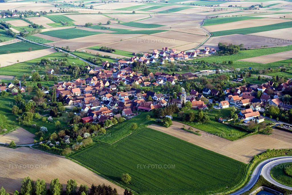 Aerial view: View of the town in Hohwiller in the state Bas-Rhin, France. – Photo: IMG_10638.jpg taken on 05/04/2008 by Werner Riehm/FLY-FOTO.com – Resolution of the original: 3456 x 2304 px