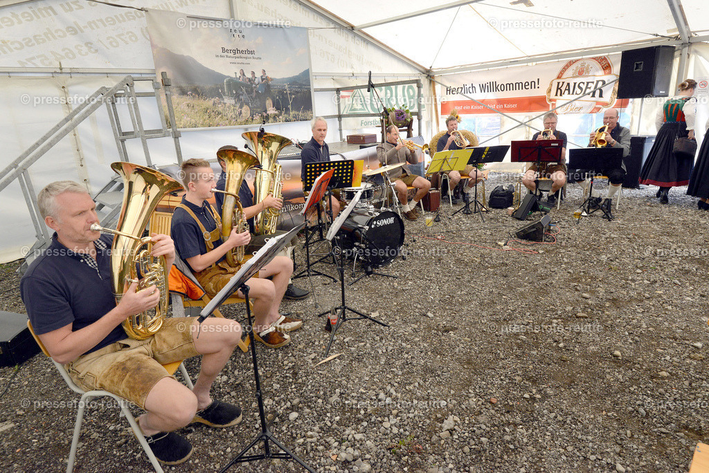 z-news-2022-Okt16-LJ_Erntedank_-ZELTFEST-WTV_4890 | Info aus dem Bezirk Reutte/Ausserfern Tirol sowie eine umfangreiche Bilddatenbank über die gesamte Region: Lechtal, Talkessel Reutte, Tannheimertal, Zwischentoren. Lech, Plansee, Zugspitze, Grenztunnel, B179, Fernpassstraße, Verkehr, Lawinen, Tradition, - Realisiert mit Pictrs.com