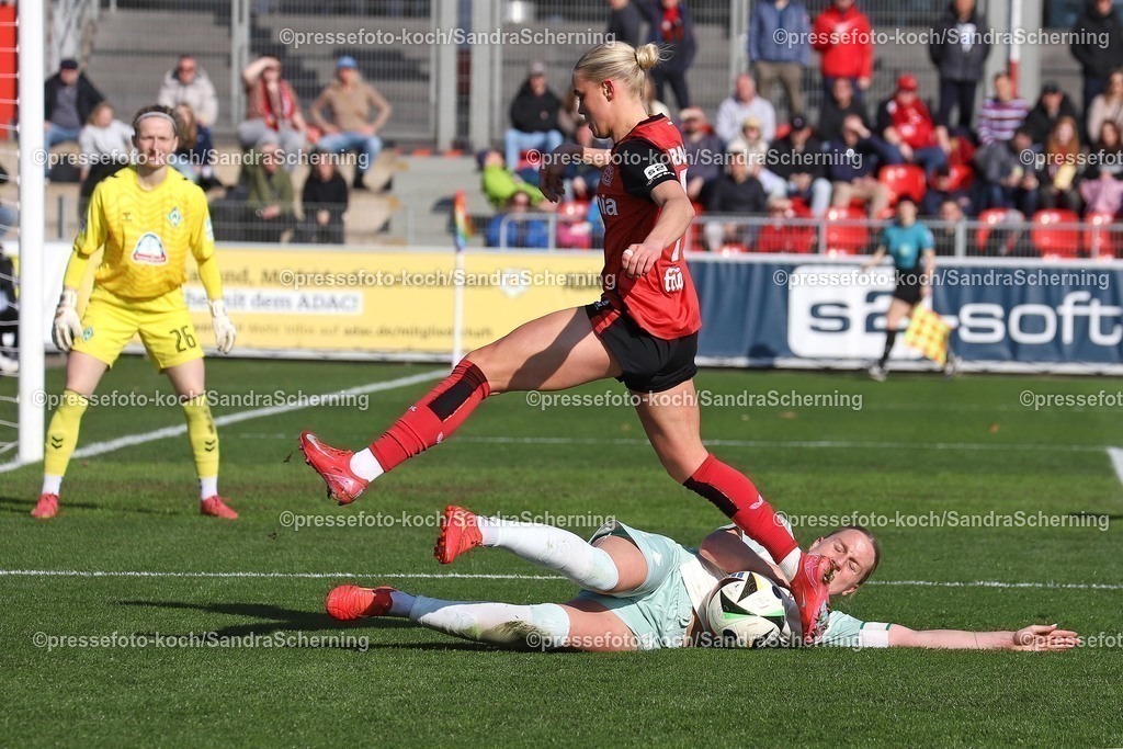 xSSC16032501022 | 16.03.2025, xsscx, Frauen Fußball, Bayer 04 Leverkusen - SV Werder Bremen, 1. Fußball Bundesliga, Ulrich-Haberland-Stadion, Saison 2024 2025: Cornelia Kramer (Bayer 04 Leverkusen 7) im Zweikampf gegen Lina Hausicke (SV Werder Bremen 18) DFB regulations prohibit any use of photographs as image sequences and or quasi-video. 