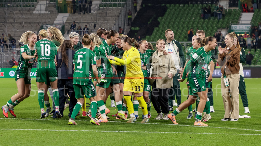 Fussball, Google Pixel Frauen-Bundesliga, SV Werder Bremen - Hamburger SV | Spielerinnen des SV Werder Bremen mit Jubel über den Sieg, Freude über das gewonnene Spiel, bedanken sich bei den Fans, Zuschauern für die Unterstützung, DIE DFB-RICHTLINIEN UNTERSAGEN JEGLICHE NUTZUNG VON FOTOS ALS SEQUENZBILDER UND/ODER VIDEOÄHNLICHE FOTOSTRECKEN. DFB REGULATIONS PROHIBIT ANY USE OF PHOTOGRAPHS AS IMAGE SEQUENCES AND/OR QUASI-VIDEO.