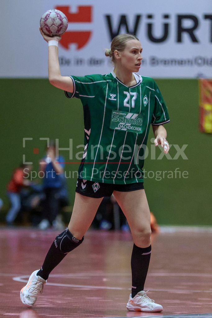 Handball, 2. Bundesliga Frauen, SV Werder Bremen - HC Leipzig | Emma Ruwe (SV Werder Bremen, 27) Freisteller am Ball, Einzelfoto, Spielszene, Aktion, Action