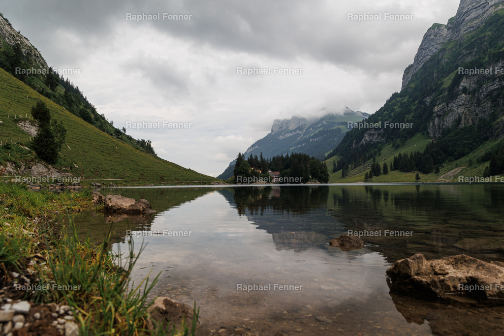Seealpsee im Kanton Appenzell  | Erlebe eindrucksvolle Landschaftsfotografie aus dem Engadin und darüber hinaus. Raphael Fenner bietet zudem professionelle Fotoaufträge für Hochzeiten, Porträts und Unternehmen. Jetzt entdecken und inspirieren lassen!
