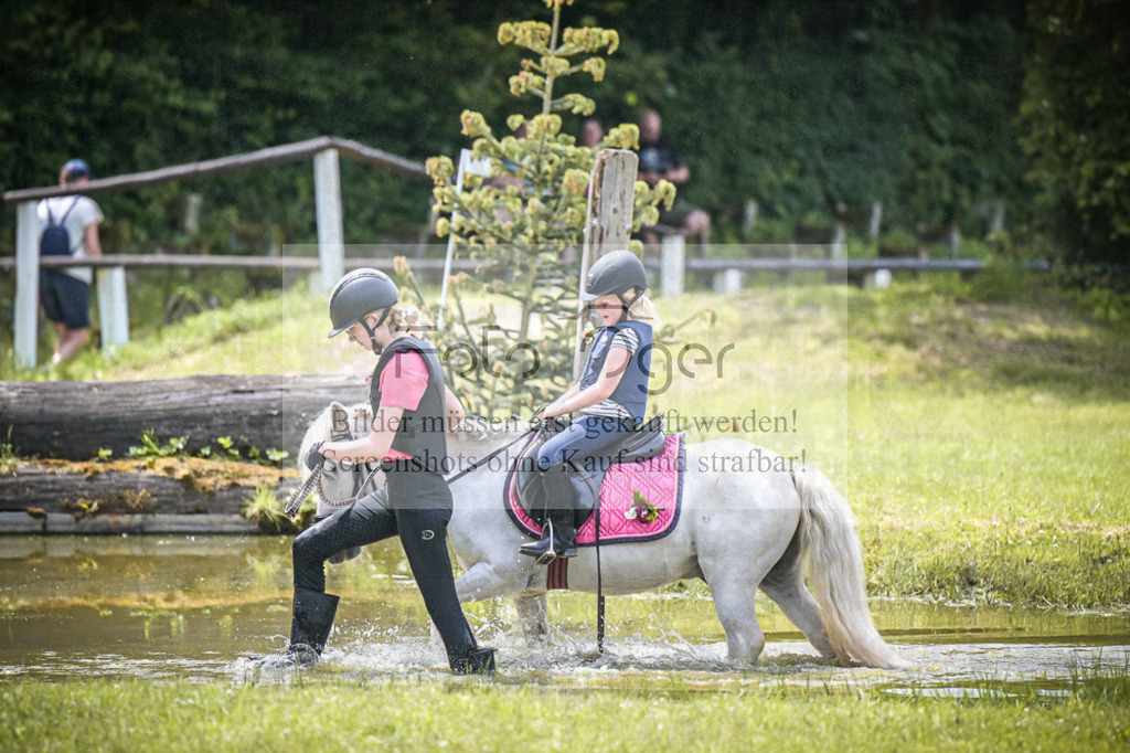 DOS_5760 | Entdecke hochwertige Reitturnierfotos von Foto Oger. Professionell, emotional und authentisch – jetzt Lieblingsmomente im Shop bestellen.Deutschlandweite Turnierfotografie. - Realisiert mit Pictrs.com