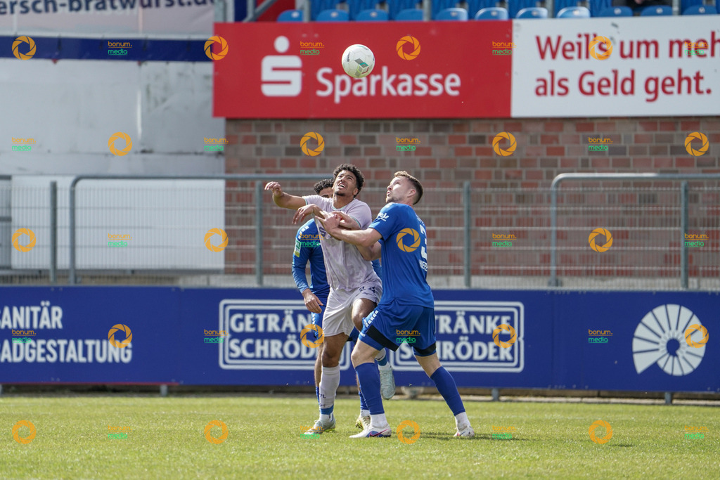 VfL Sportsfreunde Lotte vs. VfL Bochum II U23 - Regionalliga West - 28. Spieltag 2026 | Jonathan Akaegbobi, 24Louis Hiepen, 3 - Realisiert mit Pictrs.com