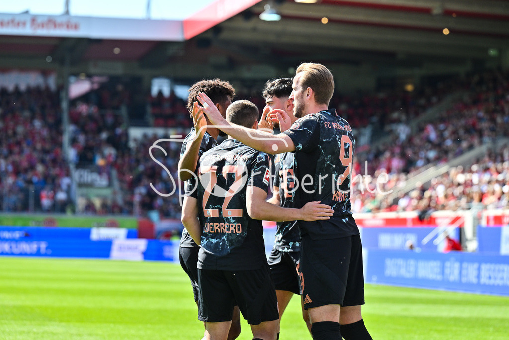 1. FC Heidenheim - FC Bayern München | Jubel der Gaeste nach dem Treffer zum 0-1 duch Harry KANE (FC Bayern Muenchen 9) / Tor / Torschuetze / Freude / Happy / Bundesliga: 1. FC Heidenheim - FC Bayern Muenchen, Voith Arena am 19.04.2025