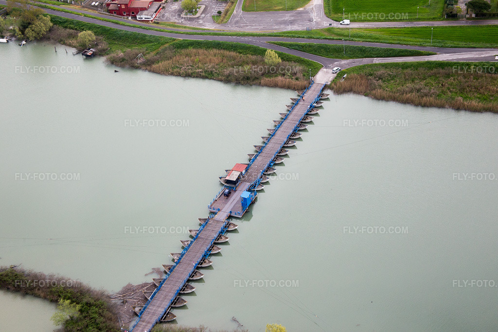 Aerial view: View of the town in Gorino in the state Veneto, Italy. – Photo: IMG_087641.jpg taken on 04/09/2016 by Werner Riehm/FLY-FOTO.com – Resolution of the original: 5472 x 3648 px